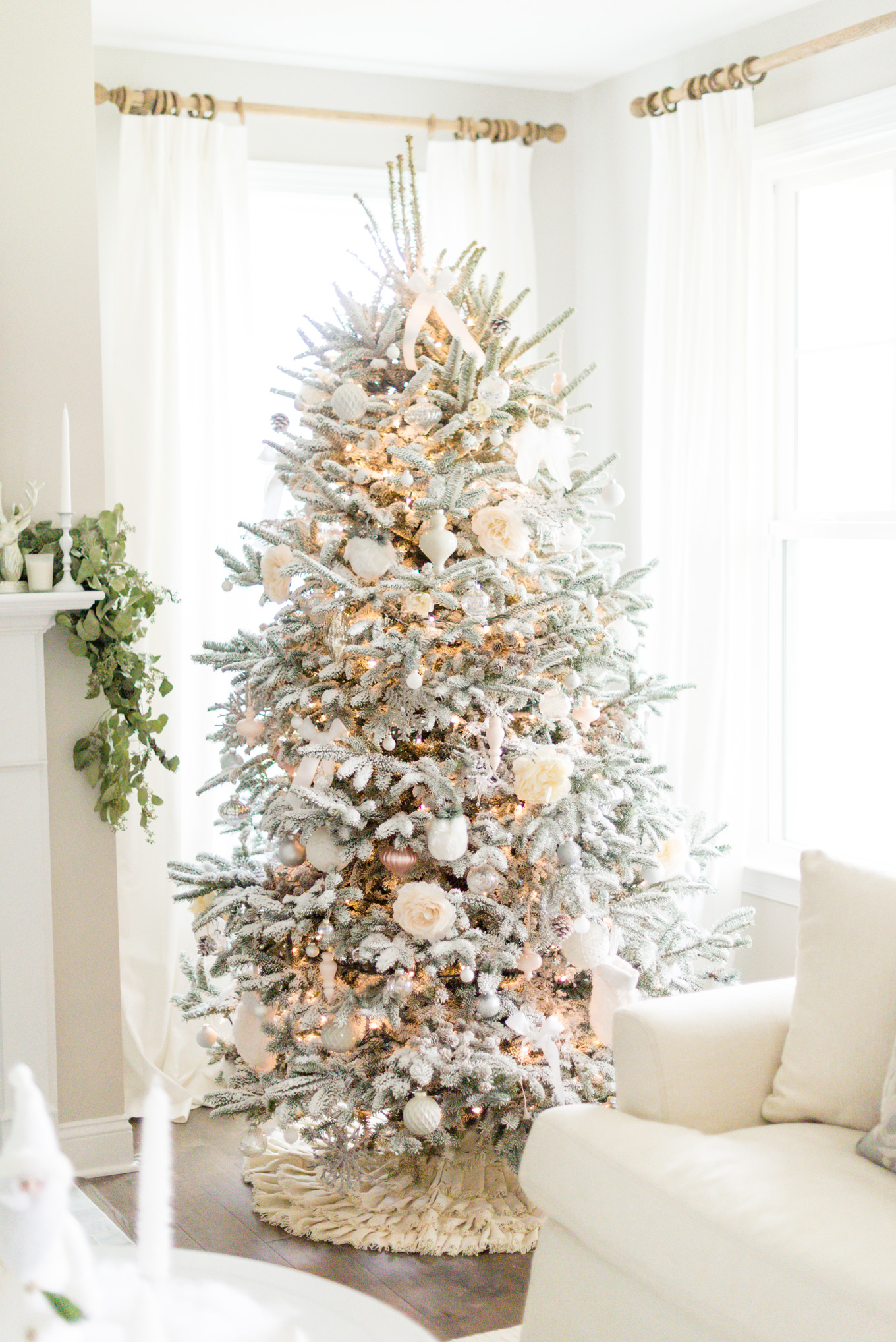 White christmas tree | Lifestyle Blogger Elle Bowes shares holiday home decor ideas.